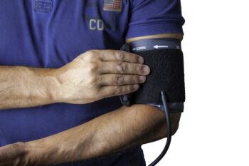 sarok magas vérnyomásban magas vérnyomás esetén különböző nyomás nehezedik a kezekre