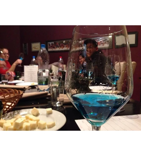 Kértétek, mi bevállaltuk: lekóstoltuk a kék bort!